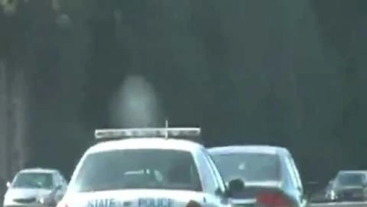 Troppo lento in corsia di sorpasso? La polizia gli fa i lampeggianti [Video]