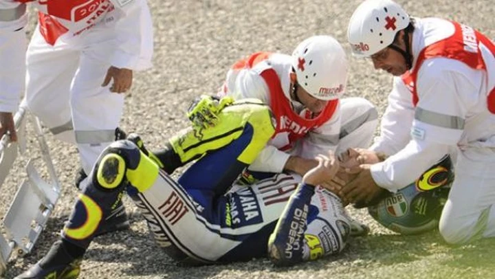 MotoGP: Valentino Rossi, intervento riuscito. 6 settimane di stampelle, 4/5 mesi di stop