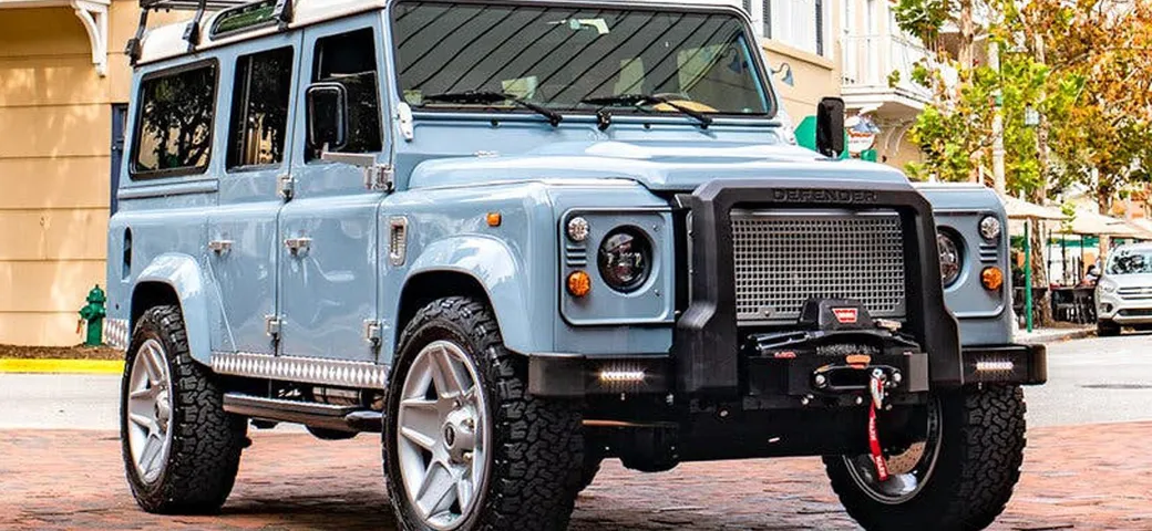 Land Rover Defender: il restomod elettrico con cuore Tesla