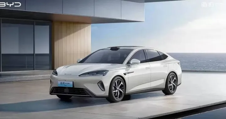 BYD aggiorna Seal 07 DM-i 2026: range elettrico fino a 230 km