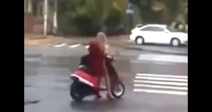 Epic Fail: Sullo scooter con i tacchi a spillo, ma dura pochi metri... [Video]