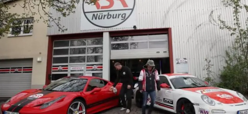 Sabine Schmitz contro Ron Simons: la sfida è al Nurburgring