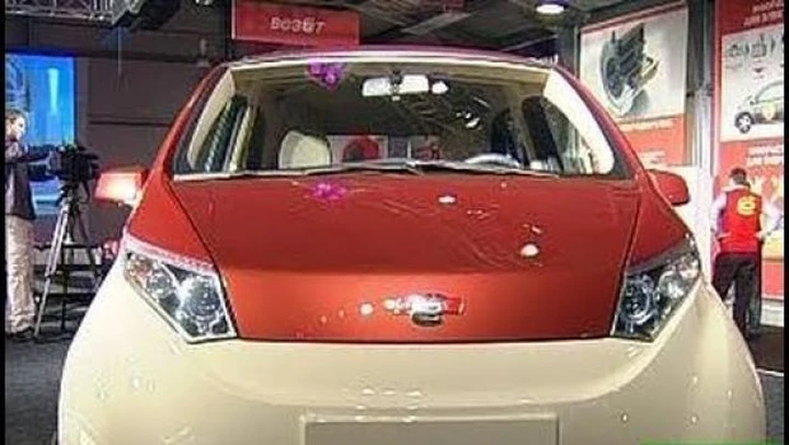 Il miliardario Mikhail Prokhorov presenta la ë-mobile, prima ibrida russa