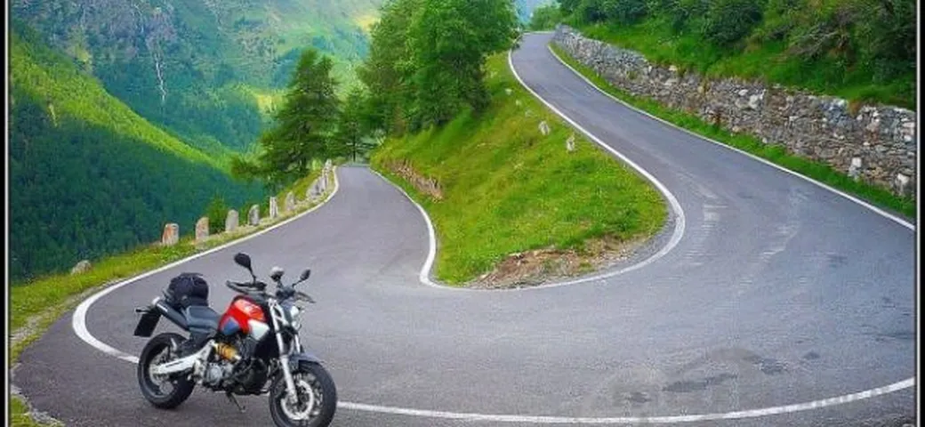 Foto del giorno: Yamaha MT-03 sul Passo Gavia