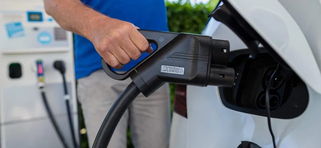 Auto elettrica: un italiano su due la comprerebbe