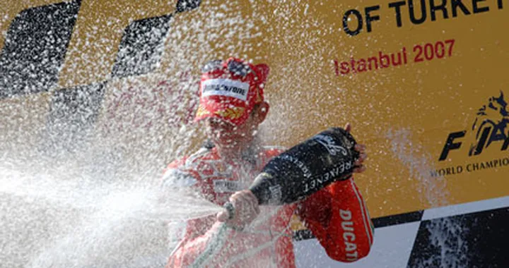 Casey baStona tutti e conquista la testa della classifica