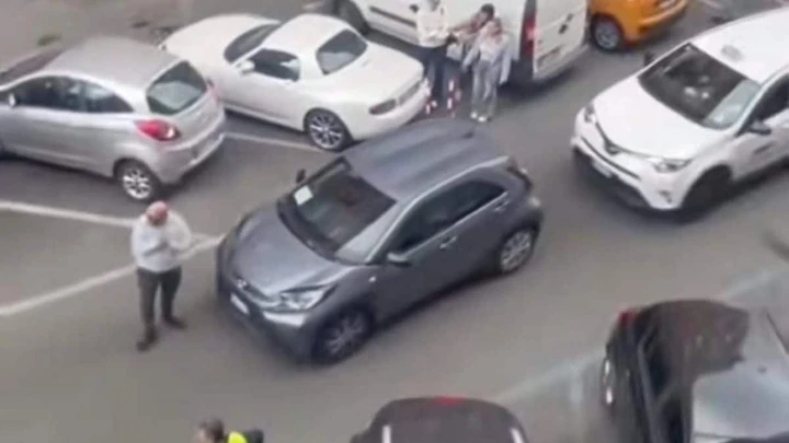 Auto abbandonata blocca il traffico, inciviltà senza confini
