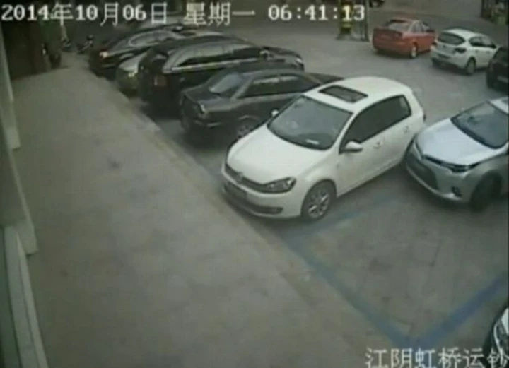 Dieci minuti e dieci manovre per uscire da un parcheggio
