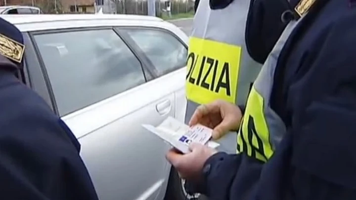 Scappa dopo un incidente, ma perde la targa e viene preso