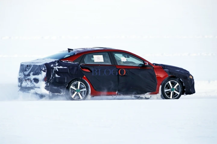 Hyundai Elantra: foto spia della nuova generazione