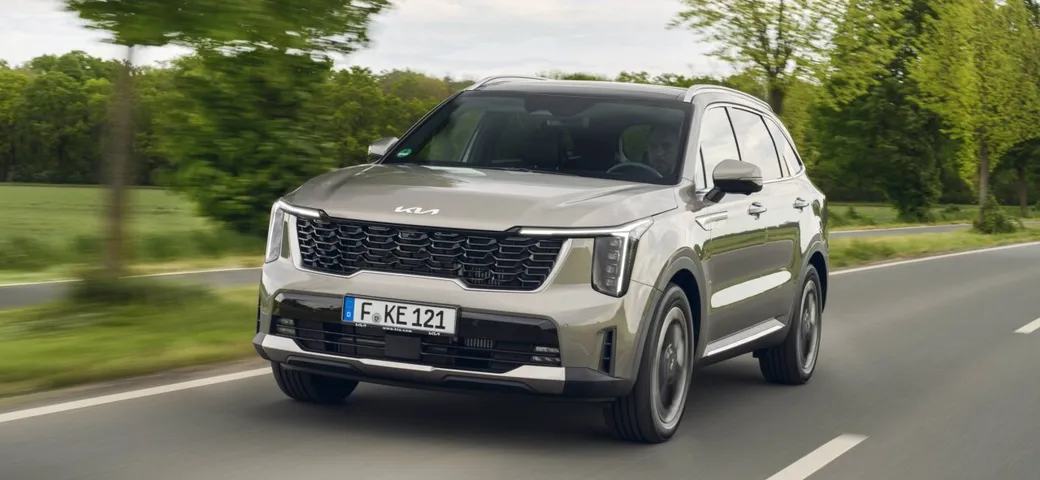Kia Sorento, debuttano le nuove ibride HEV e PHEV
