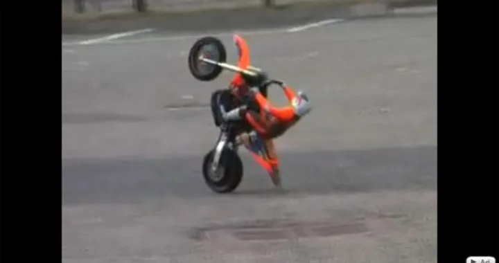 Video: freestyle con una KTM Supermotard radiocomandata