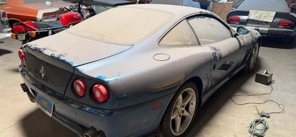 Da un garage dimenticato emergono delle rarità: c'è anche una Ferrari