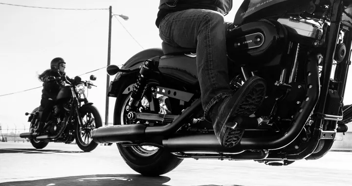 Promozione Harley-Davidson: Sportster Iron 883 con scarichi Screamin’ Eagle Street Cannon inclusi