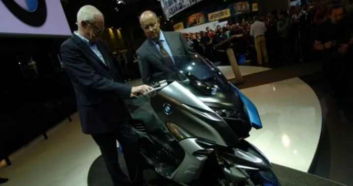 Live @ Eicma 2010: BMW Concept C, scooter del futuro made in BMW Motorrad