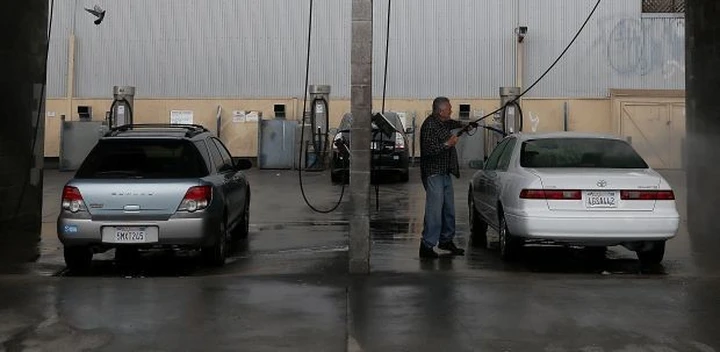 Il 94enne si infila a tutta velocità dentro un autolavaggio