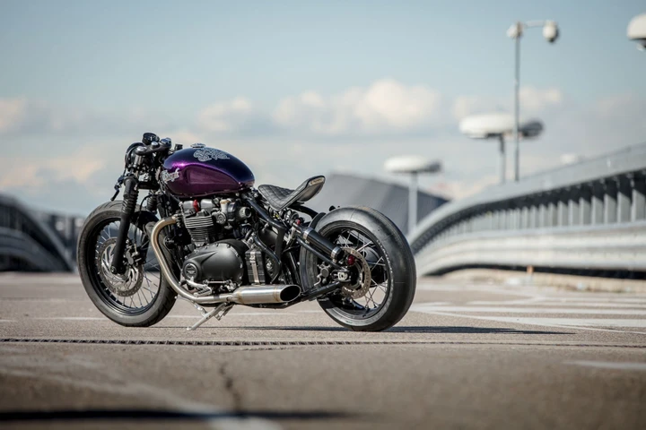 Hold on go fast, la Triumph Bobber di Down & Out
