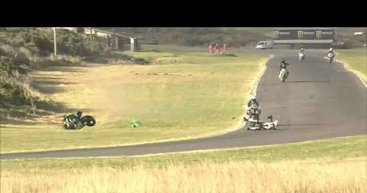 Epic Fail: Impenna dopo la gara, ma finisce sull'asfalto [Video]