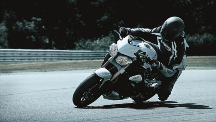 Triumph Speed Triple 2011: nuove foto della nuova naked sportiva inglese
