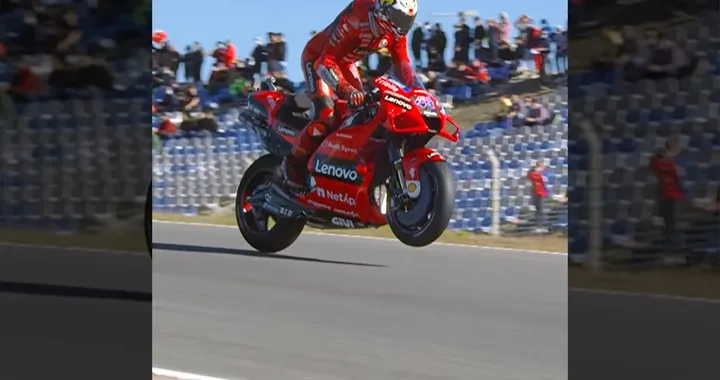 MotoGP, Jack Miller "spicca il volo" sulla sua Ducati (Video)