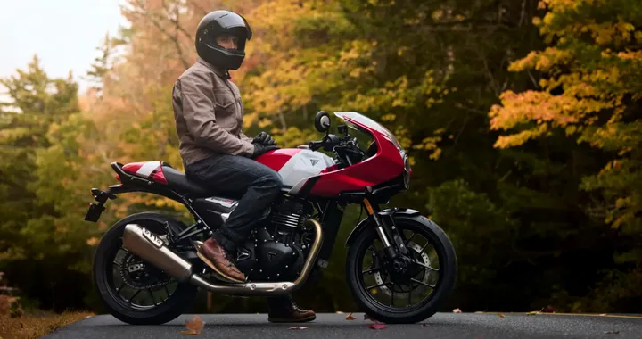 Triumph riporta la café racer alla portata di tutti: ecco Thruxton 400