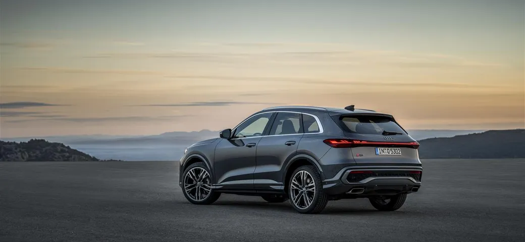 Nuova Audi Q5 2025: design sportivo, tecnologia avanzata e motori ibridi