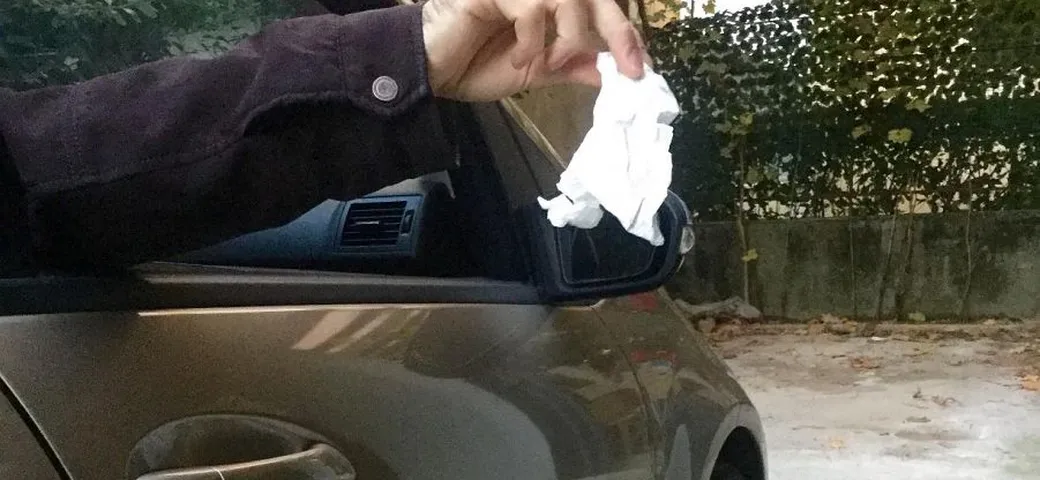 Getta una carta dal finestrino: multato dalla polizia stradale