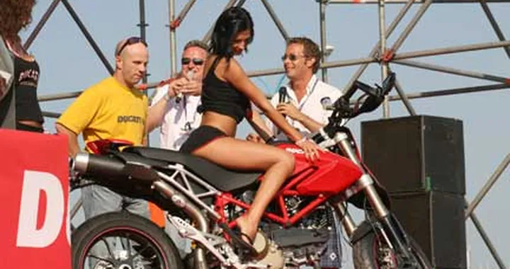 Foto del giorno: Mamola la vede lunga