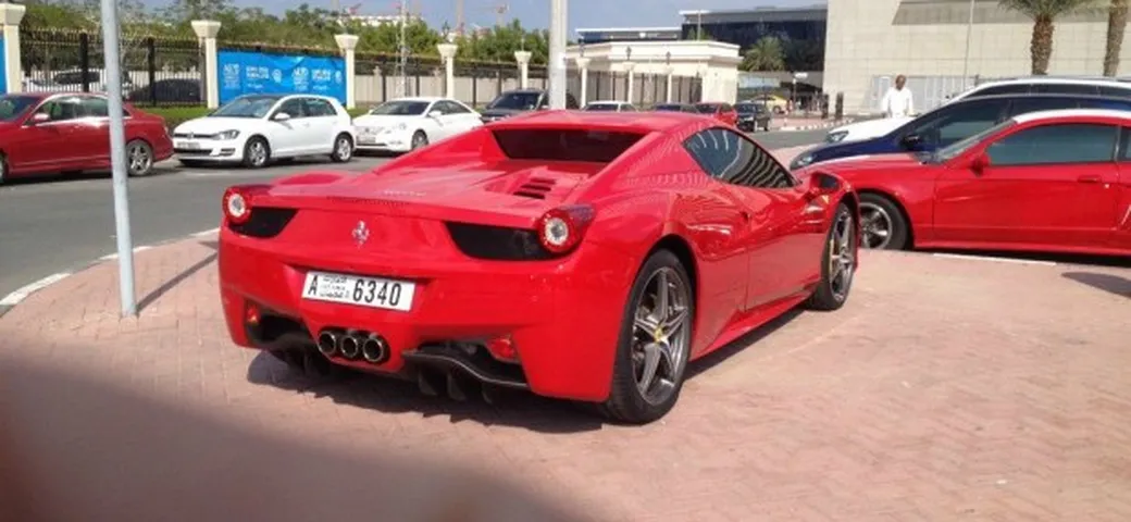 Gli studenti vanno all'università in supercar. Succede a Dubai