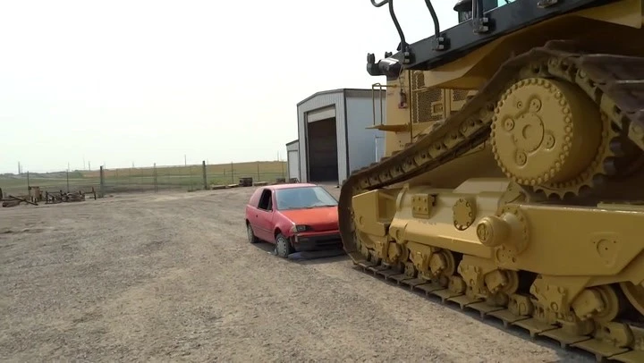 Il bulldozer contro l'utilitaria