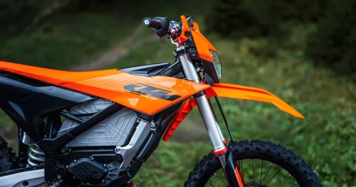 KTM Freeride E: nuovo enduro elettrico 2027 con swap batteria