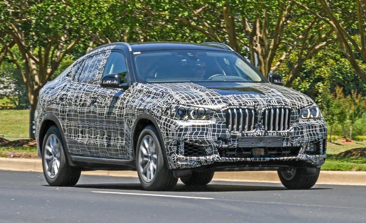 BMW X6 2019: foto spia su strada