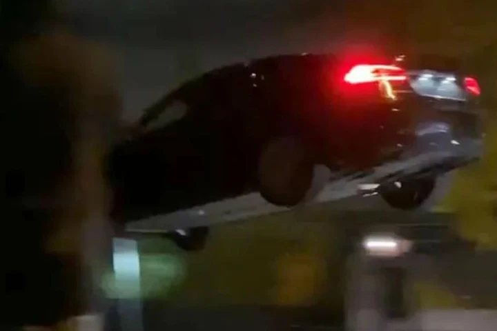 Tesla Model S punta alle stelle ma si schianta al suolo [Video]
