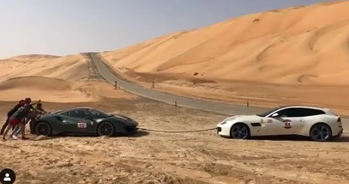 Ferrari 488 Pista tirata fuori dal deserto da una GTC4Lusso [Video]