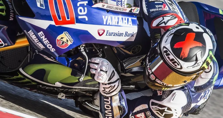 MotoGP, Lorenzo smentisce: "Resto con HJC"