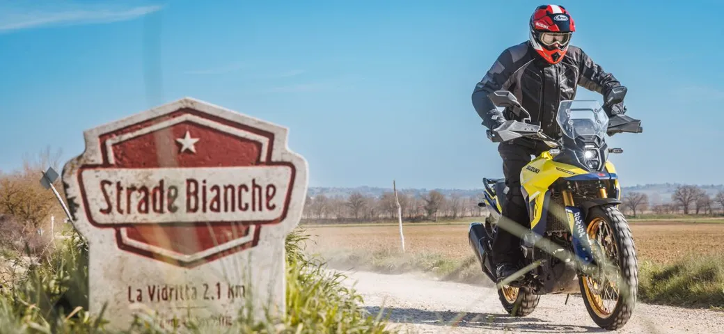 Suzuki V-Strom 800DE: regina delle Strade Bianche 2025, tra polvere e gloria