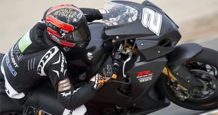 WSBK, Suzuki: Leon Camier operato al polso