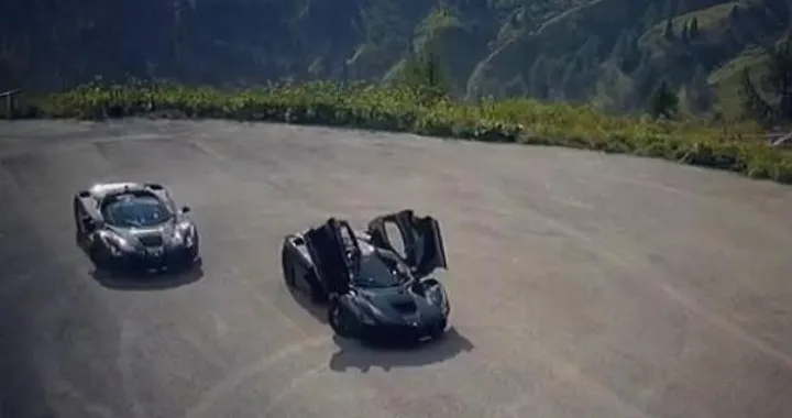 Ferrari LaFerrari Aperta cinge una coupé LaFerrari [Video]