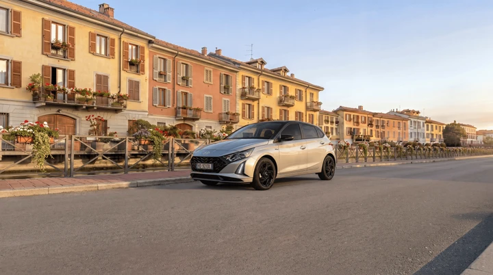 Hyundai i20 2027, più tecnologia senza aumentare i prezzi: si parte da 19.900 euro