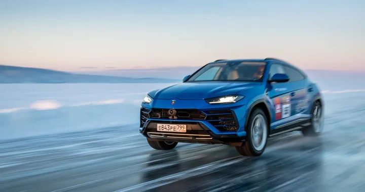 Lamborghini Urus: record di velocità sul ghiaccio del lago Baikal
