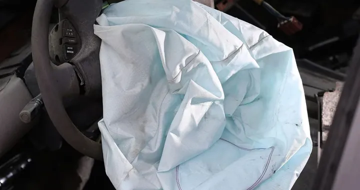 Airbag Takata, le conseguenze dello scoppio in un video: il pericolo