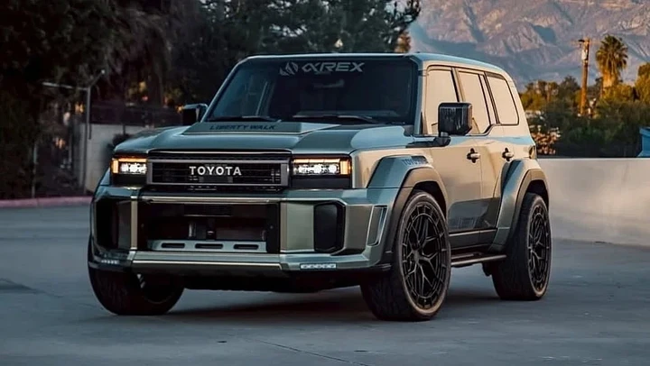 Toyota Land Cruiser 250 Liberty Walk: il fuoristrada “allargato” diventa un mall crawler