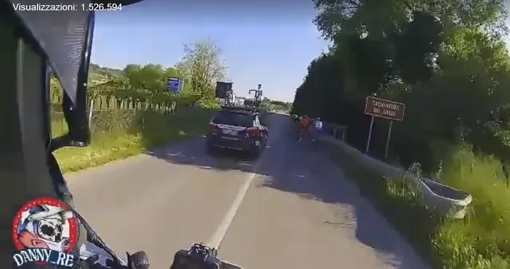Ciclisti in blocco creano un muro: motociclista reagisce [Video]