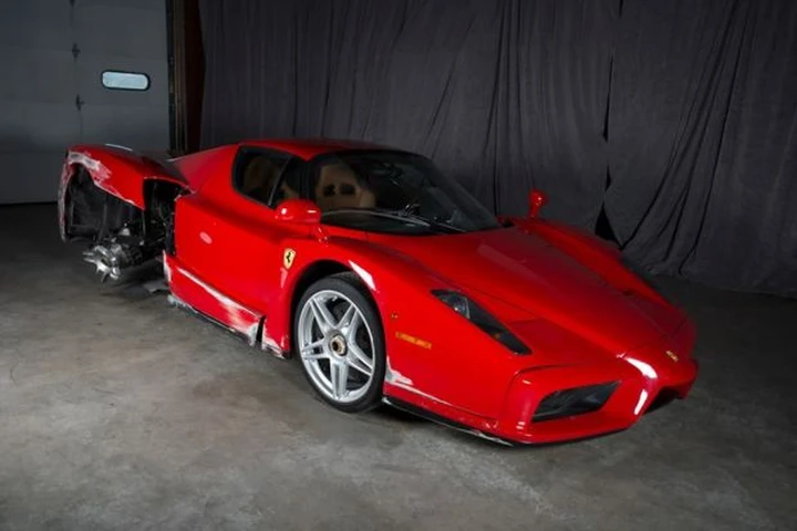 Va all'asta una Ferrari Enzo incidentata. E costa già 376.000 dollari