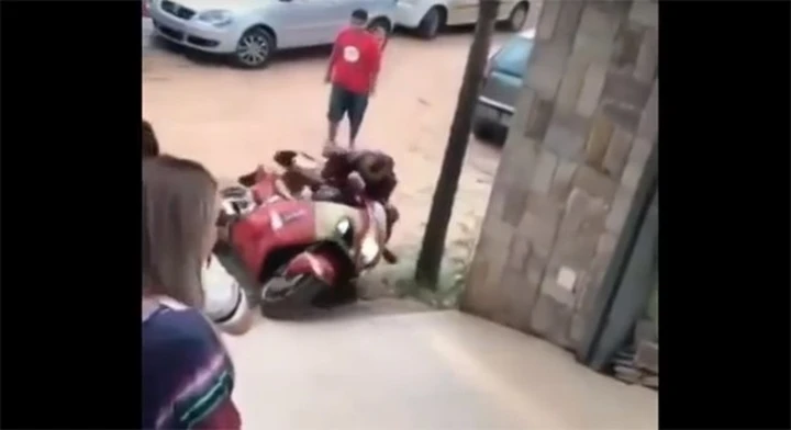 Epic Fail: Iron Man cade dalla moto [Video]
