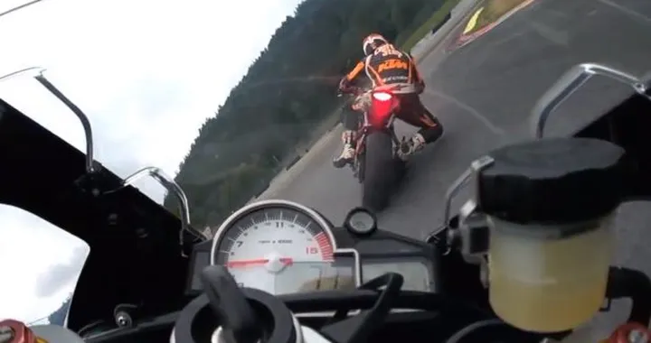 La KTM Superduke 1290 R gira a Zeltweg ripresa da una S1000rr