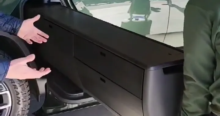 Rivian R1T: l'accessorio integrato per gli amanti del camping [Video]