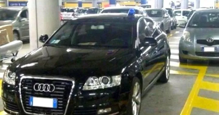 L'auto blu e gli abusivi dei posti riservati ai disabili