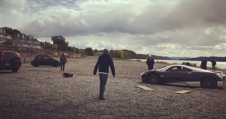 L'Honda CR-V salva la Pagani Huayra ferma in riva al fiume