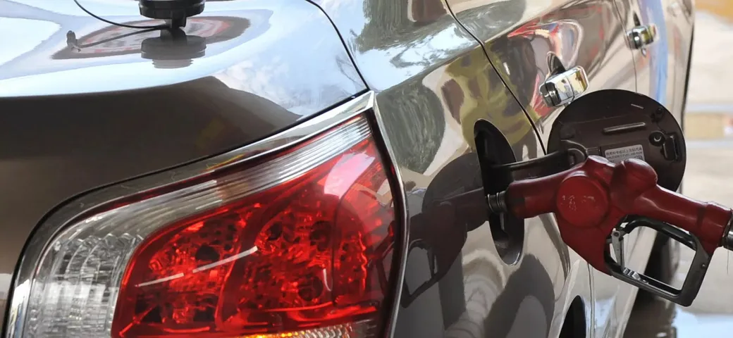 Donna ruba 28.000 litri di carburante a causa di un guasto alla pompa